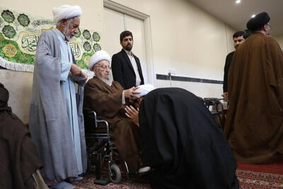عمامهگذاری طلاب ایرانی و خارجی با حضور آیتالله مکارم شیرازی