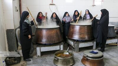  آیین سنتی پخت آش باران در برزک؛ نذر باران برای سرسبزی باغ‌ ها + فیلم