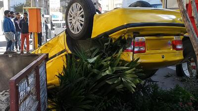  فیلم لحظه واژگونی هولناک تاکسی سمند در مشهد + آخرین وضعیت جسمی راننده و مسافر