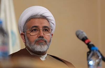 استاد ادیب در گفت وگو با شفقنا: پیامبر(ص) جامعهای «متشتت و آکنده از ظلم» را به جامعهای متحد و سامانیافته تبدیل کرد/ اقتدار پیامبر(ص) از «بگیر و ببند» نبود؛ محبوبیت و اخلاق، سرچشمه اقتدار ایشان بود/ اسلام فرد را از حاشیه قبیله به مرکز مسئولیت حقوقی و دینی آورد/ پیامبر(ص) بدون ارتش و قدرت مستقر، …