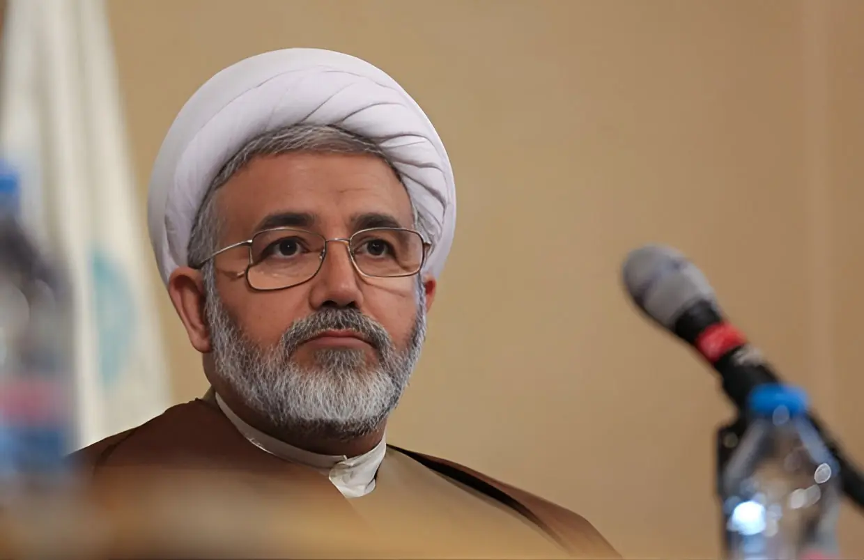 استاد ادیب در گفت وگو با شفقنا: پیامبر(ص) جامعهای «متشتت و آکنده از ظلم» را به جامعهای متحد و سامانیافته تبدیل کرد/ اقتدار پیامبر(ص) از «بگیر و ببند» نبود؛ محبوبیت و اخلاق، سرچشمه اقتدار ایشان بود/ اسلام فرد را از حاشیه قبیله به مرکز مسئولیت حقوقی و دینی آورد/ پیامبر(ص) بدون ارتش و قدرت مستقر، …