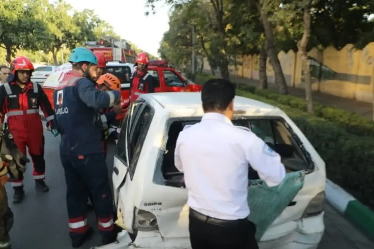 نجات دو نفر از حادثه تصادف پراید با خودروی پارک شده در منطقه ثامن مشهد