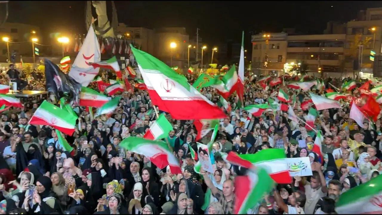  کودکان پای کار ایران در میدان انقلاب + فیلم