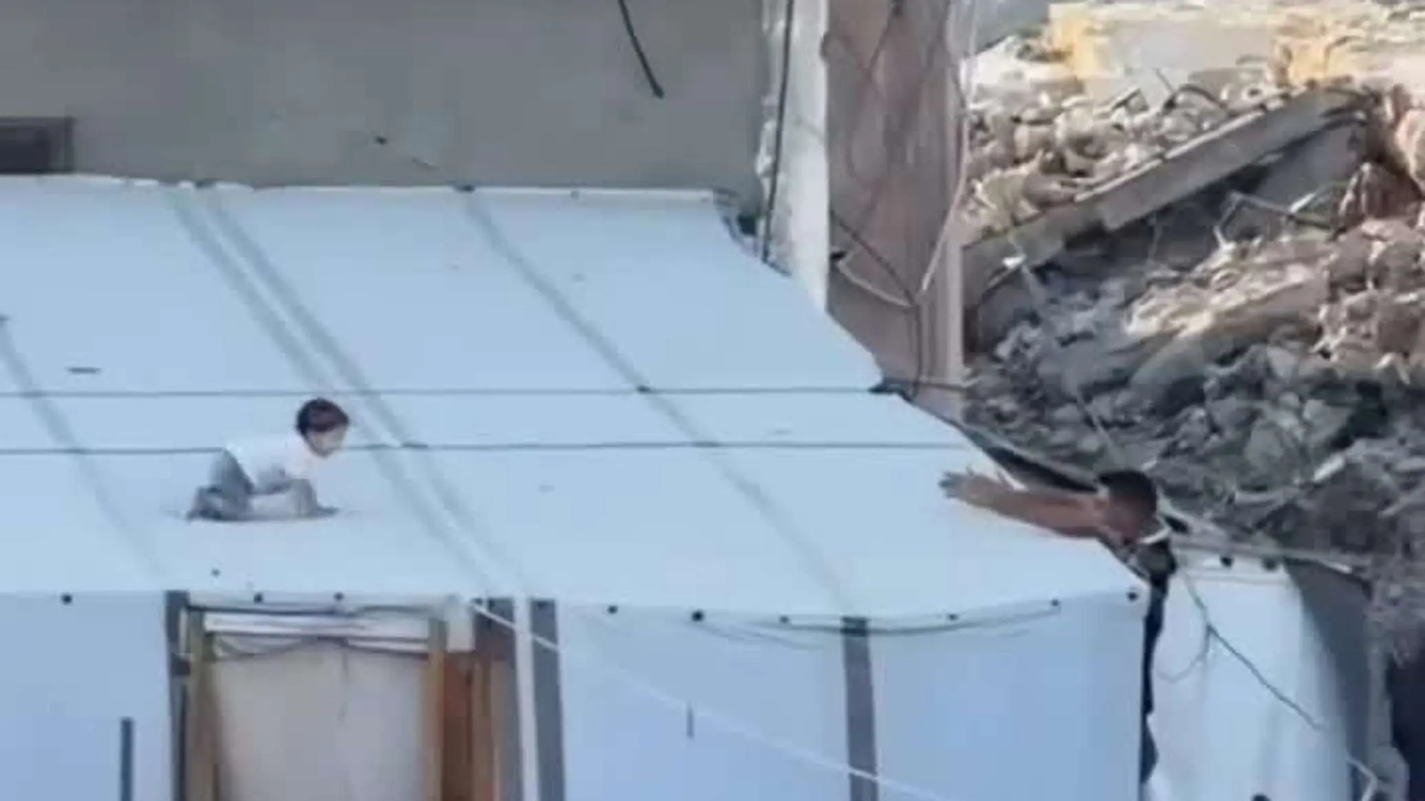  کودکی در غزه با بالا رفتن از چادر آوارگان باعث نگرانی شد