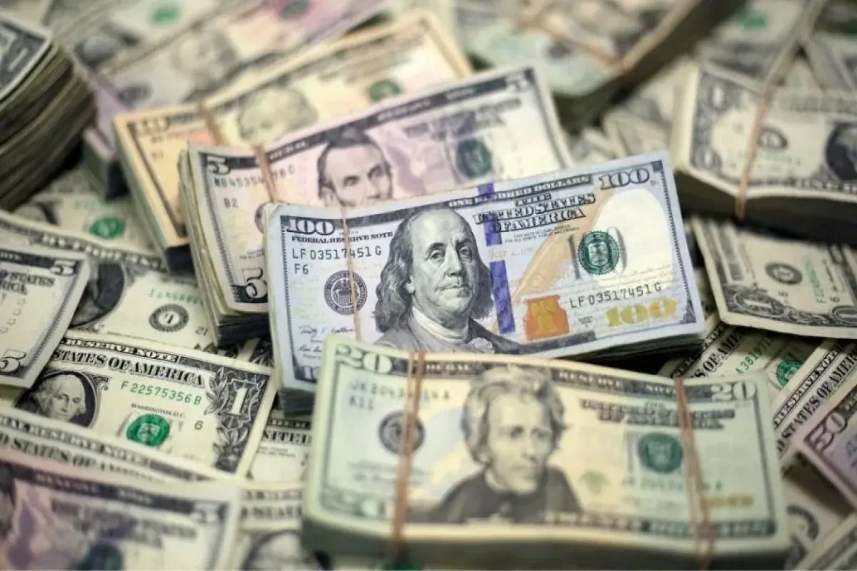 دولت با آزاد گذاشتن معاملات ارزی به دلار قاچاق رسمیت داده است