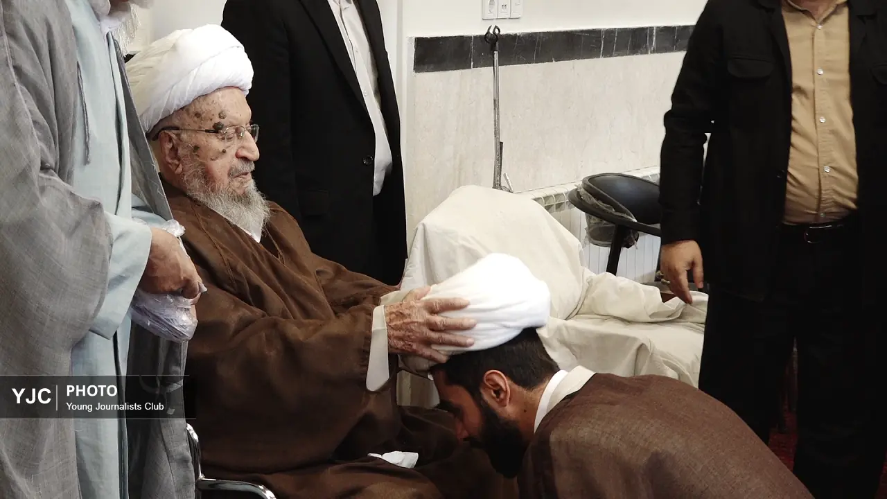 عمامهگذاری طلاب جوان در قم همزمان با میلاد پیامبر مهر و رحمت(ص)