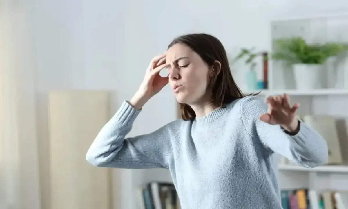 چرا هنگام بلند شدن از جا سرگیجه میگیریم؟ علتها و علائم هشداردهنده
