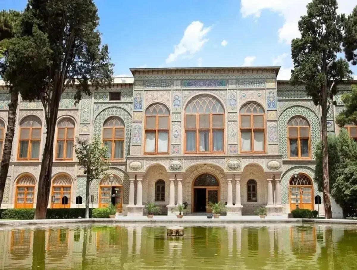 کارتپستالی با تصویر جمعی از درباریان در کاخ گلستان