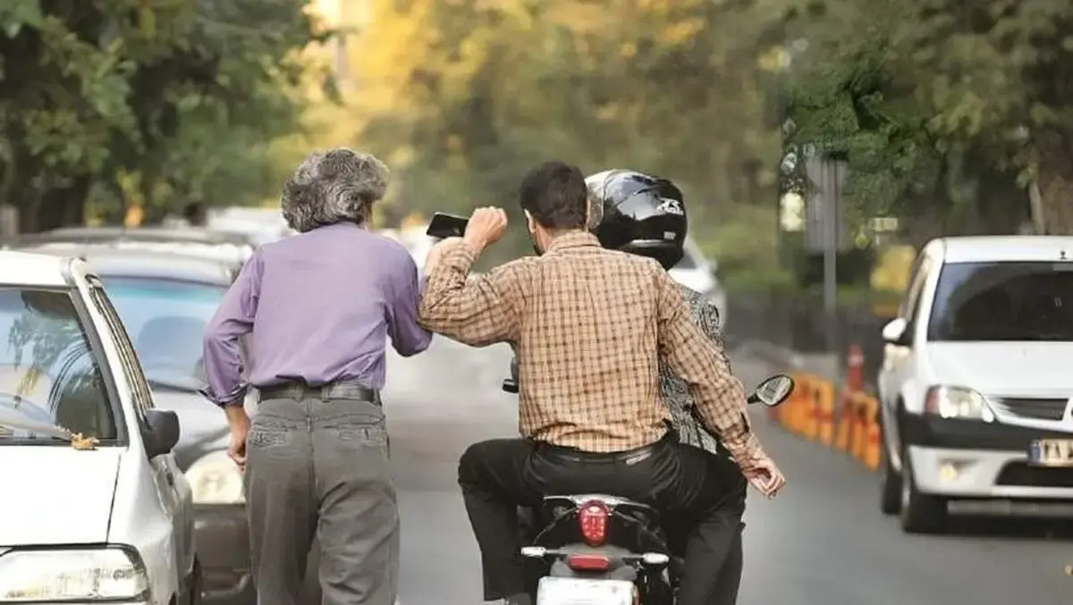 سارقان موبایل ۱۰ دقیقهای به دام افتادند!