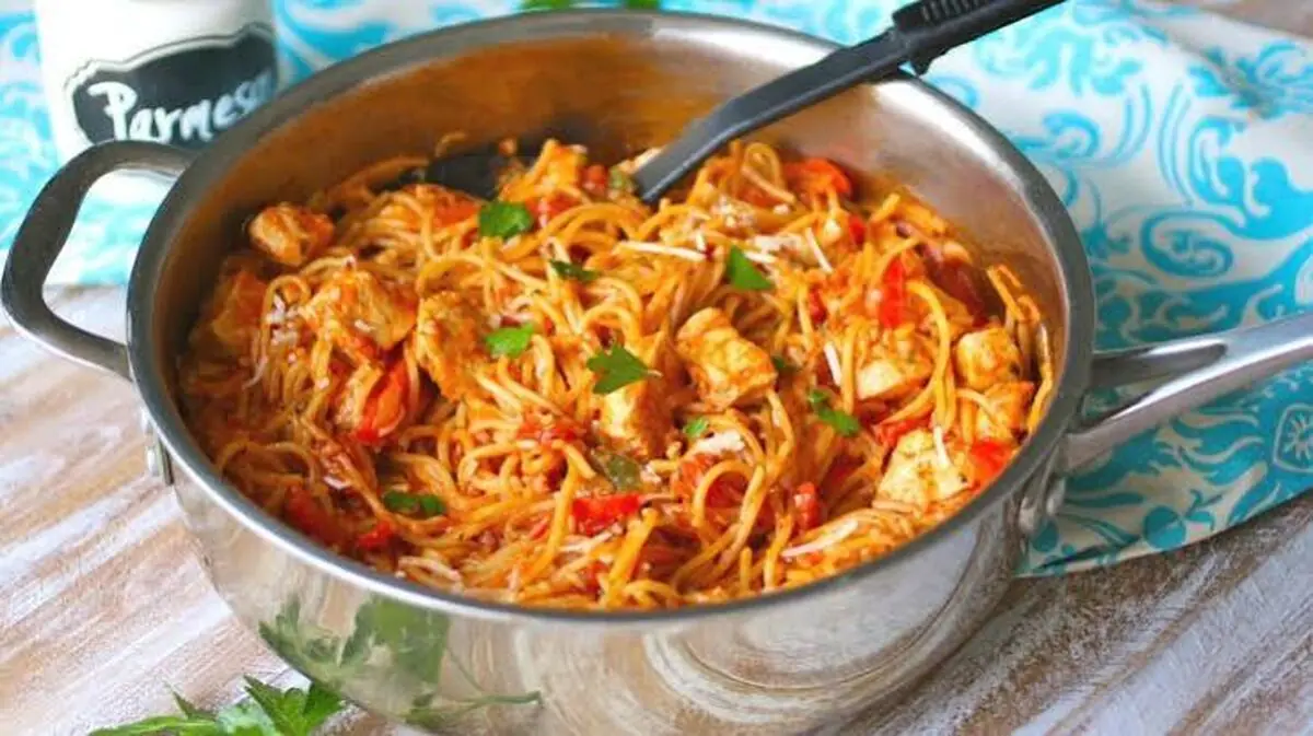 این مدل ماکارونی با مرغ حسابی خوشمزه میشود