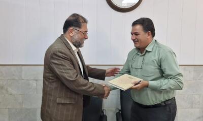 کتاب «قنات زارچ»؛ هدیه شهردار زارچ به شهردار اردکان در هفته دولت