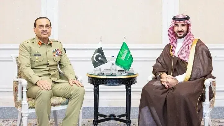 دیدار و گفتوگوی وزیر دفاع عربستان و فرمانده ارتش پاکستان