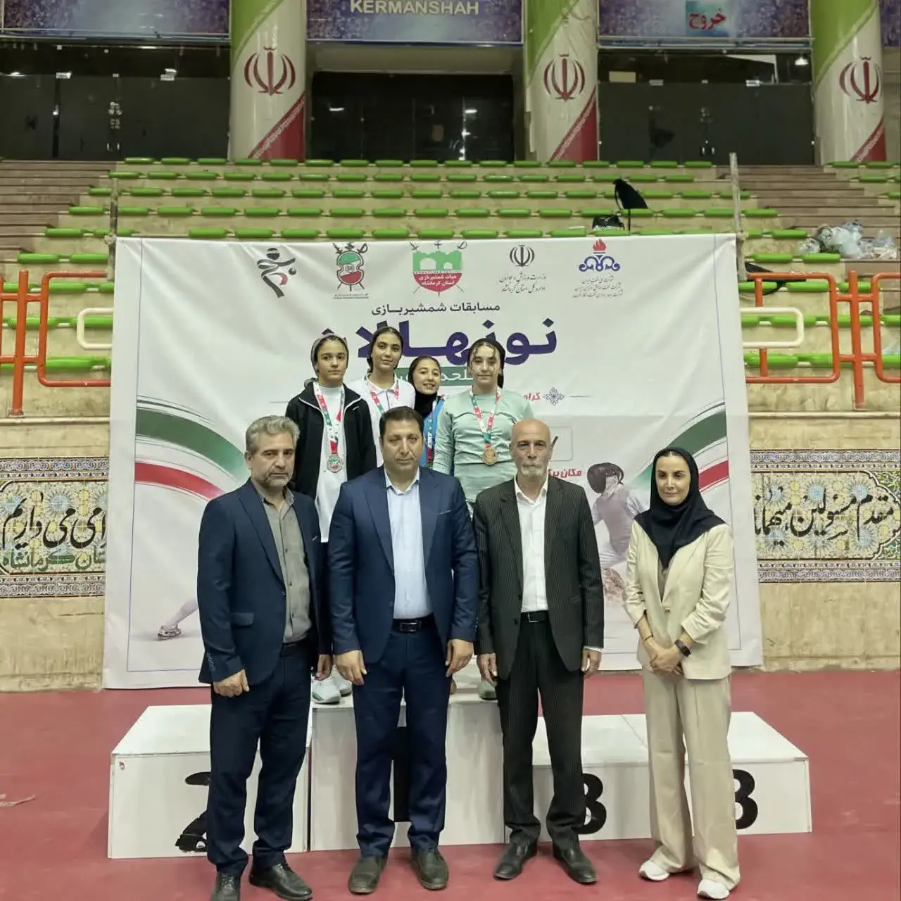 دختران شمشیرباز اصفهان بر سکوی قهرمانی کشور ایستادند