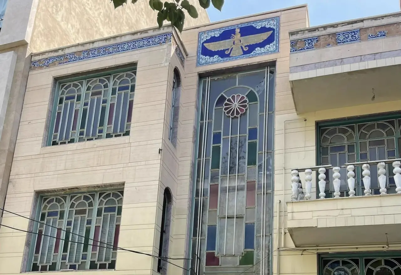 خودنمایی یک نماد باستانی روی سردر خانهای امروزی در تبریز! - چیدانه