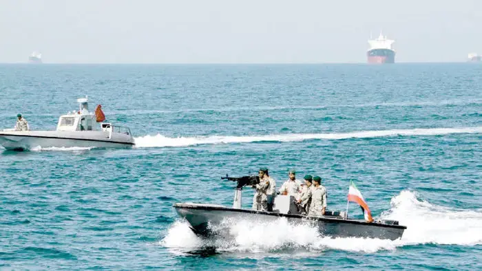 سپاه: یک سوپر نفتکش متخلف در اثر اصابت با ۲ مین دریایی دچار آتشسوزیهای مهیب شد