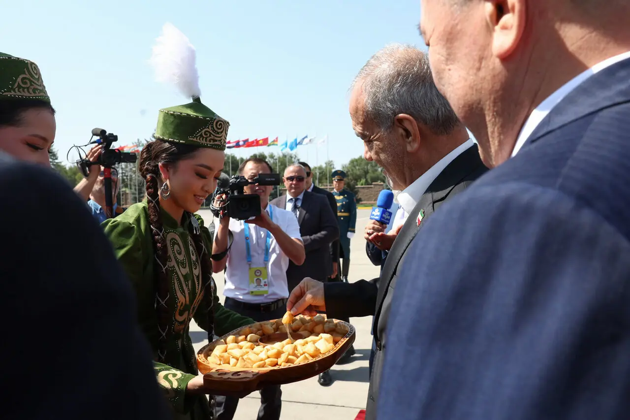 استقبال ویژه زنان قرقیزستانی از پزشکیان + تصاویر | پوشش آنها را ببینید
