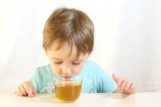 چای برای کودکان مفید است یا مضر؟؛ بهترین دمنوش ها برای کودک