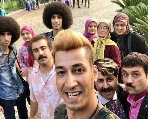 دوقلوهای پایتخت: تنابنده ما را در دستشویی دید و پسندید | ببینید