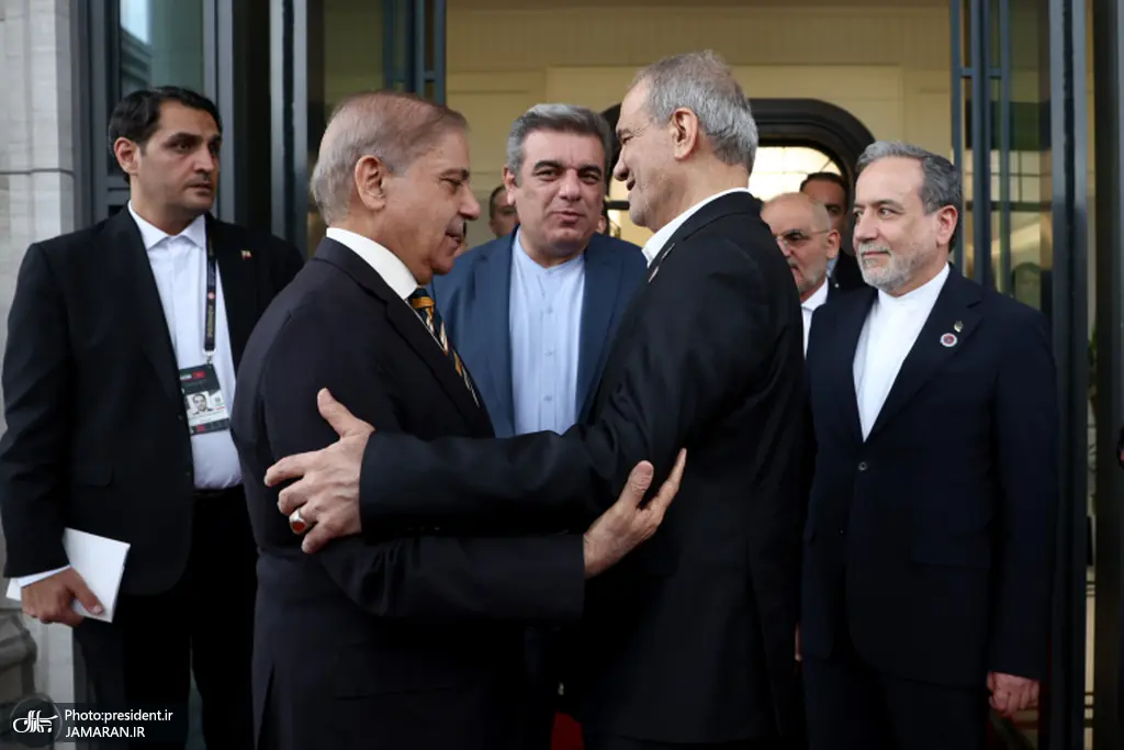 دیدار سران ایران و پاکستان/ پزشکیان: کشورهای اسلامی میتوانند اختلافات خود را بدون مداخله بیگانگان حلوفصل کنند/ شهباز شریف: ایران و پاکستان دو کشور برادرند و برای صلح و رفاه منطقه مسئولیت مشترک دارند