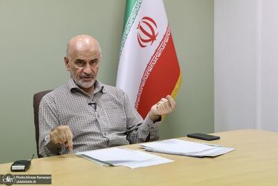 مومنی، اقتصاددان: سیاست شوکدرمانی در زمینه بنزین، از پیش محکوم به شکست است/ دولتهای ما هیچگاه متوجه نشده و نمیشوند که بنزین تنها مشکل اقتصاد ایران نیست