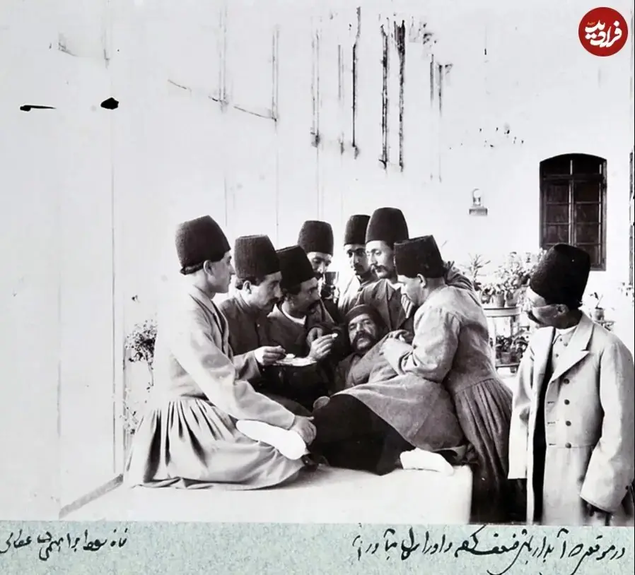 عکس/ تلاش خدمتکاران برای به هوش آوردن آبدارچی مظفرالدینشاه
