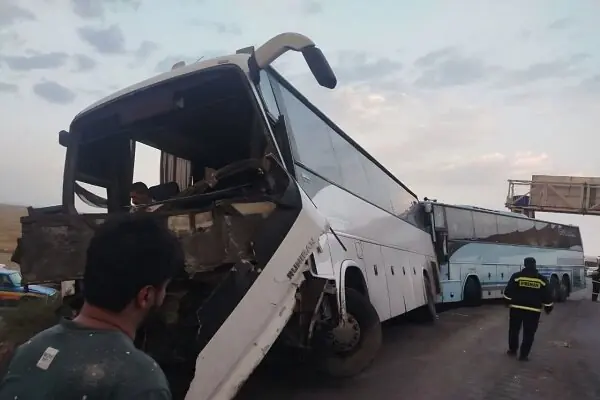 سرعت غیرمطمئنه ۳ اتوبوس و ۲سواری را در آزادراه قزوین ـ کرج به هم کوبید
