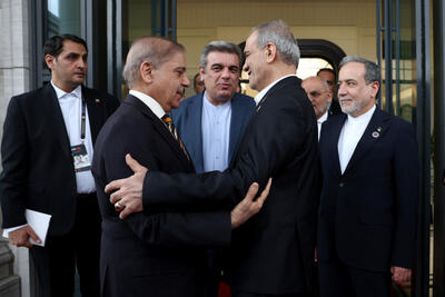 دیدار سران ایران و پاکستان؛ دکتر پزشکیان: کشورهای اسلامی میتوانند اختلافات خود را بدون مداخله بیگانگان حلوفصل کنند/ شهباز شریف: ایران و پاکستان دو کشور برادرند و برای صلح و رفاه منطقه مسئولیت مشترک دارند