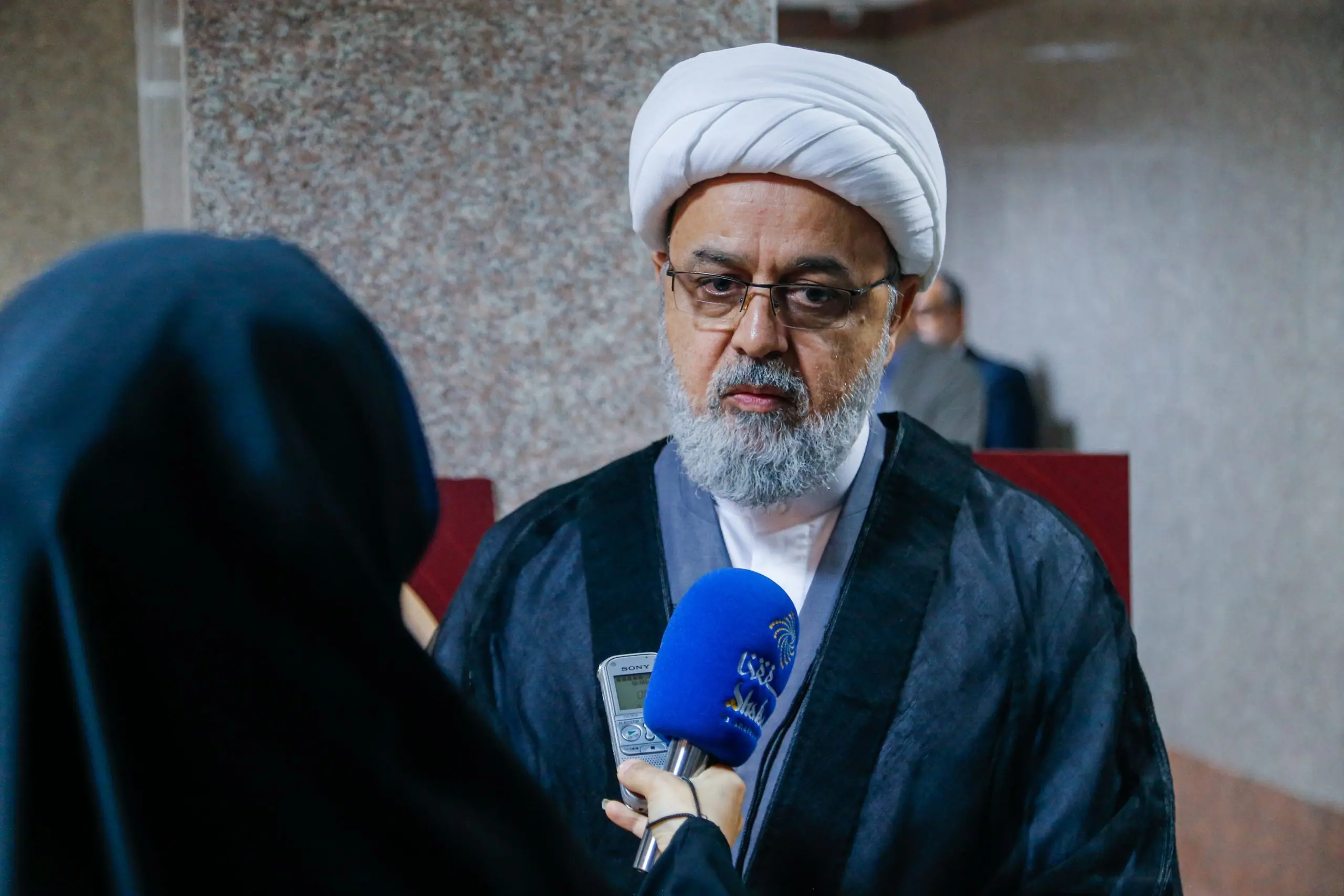  پیامبر(ص) عین رحمت الهی است که روی زمین جریان یافته است/ قرآن کریم به خوشرفتاری با پیروان ادیان دستور می دهد؛ شهریاری در گفت وگو با شفقنا