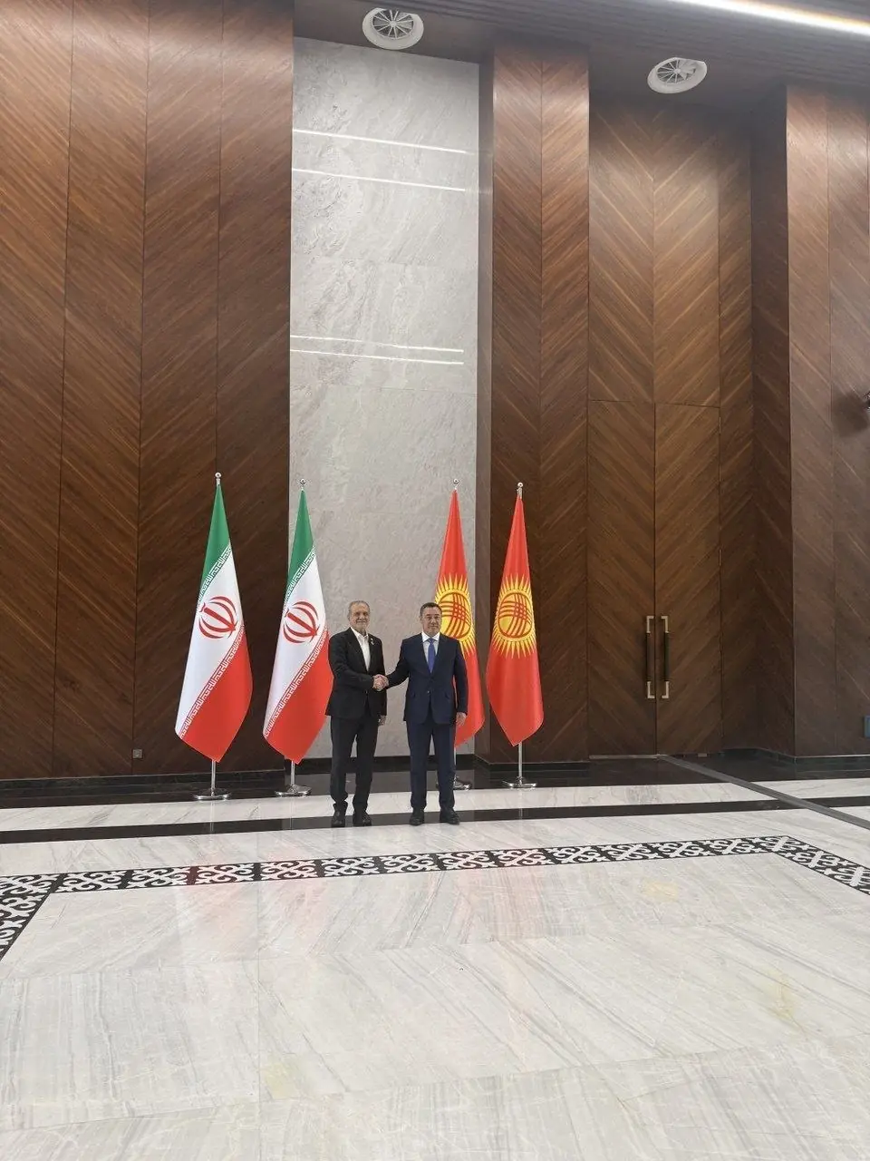 دیدار روسای جمهور ایران و قرقیزستان در حاشیه اجلاس سران سازمان همکاری شانگهای