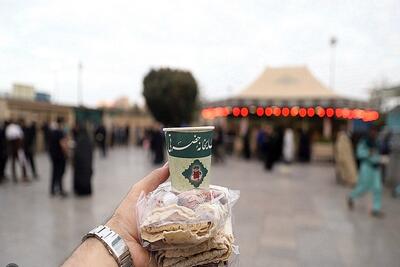 توزیع ۱۲ هزار وعده صبحانه گرم در حرم مطهر امام رضا(ع) همزمان با میلاد پیامبر (ص)