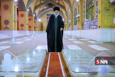  تصویری ماندگار از ادای احترام رهبر شهید انقلاب به شهیدان رجایی و باهنر + عکس
