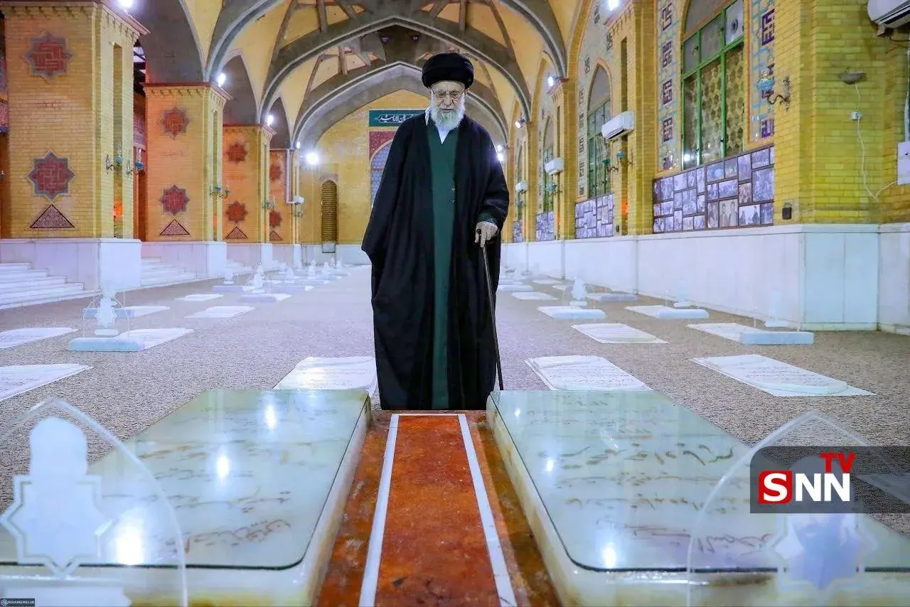 تصویری ماندگار از ادای احترام رهبر شهید انقلاب به شهیدان رجایی و باهنر + عکس