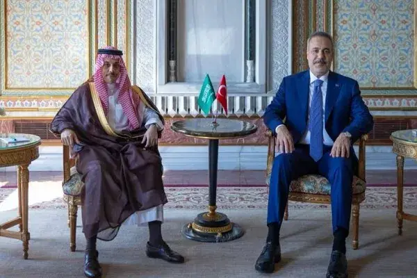  رایزنی بن فرحان با وزیر خارجه ترکیه در استانبول