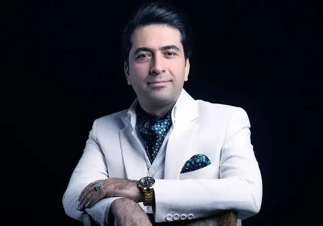 محمد معتمدی به حذف نوید محمد زاده از نمایش آرش واکنش نشان داد