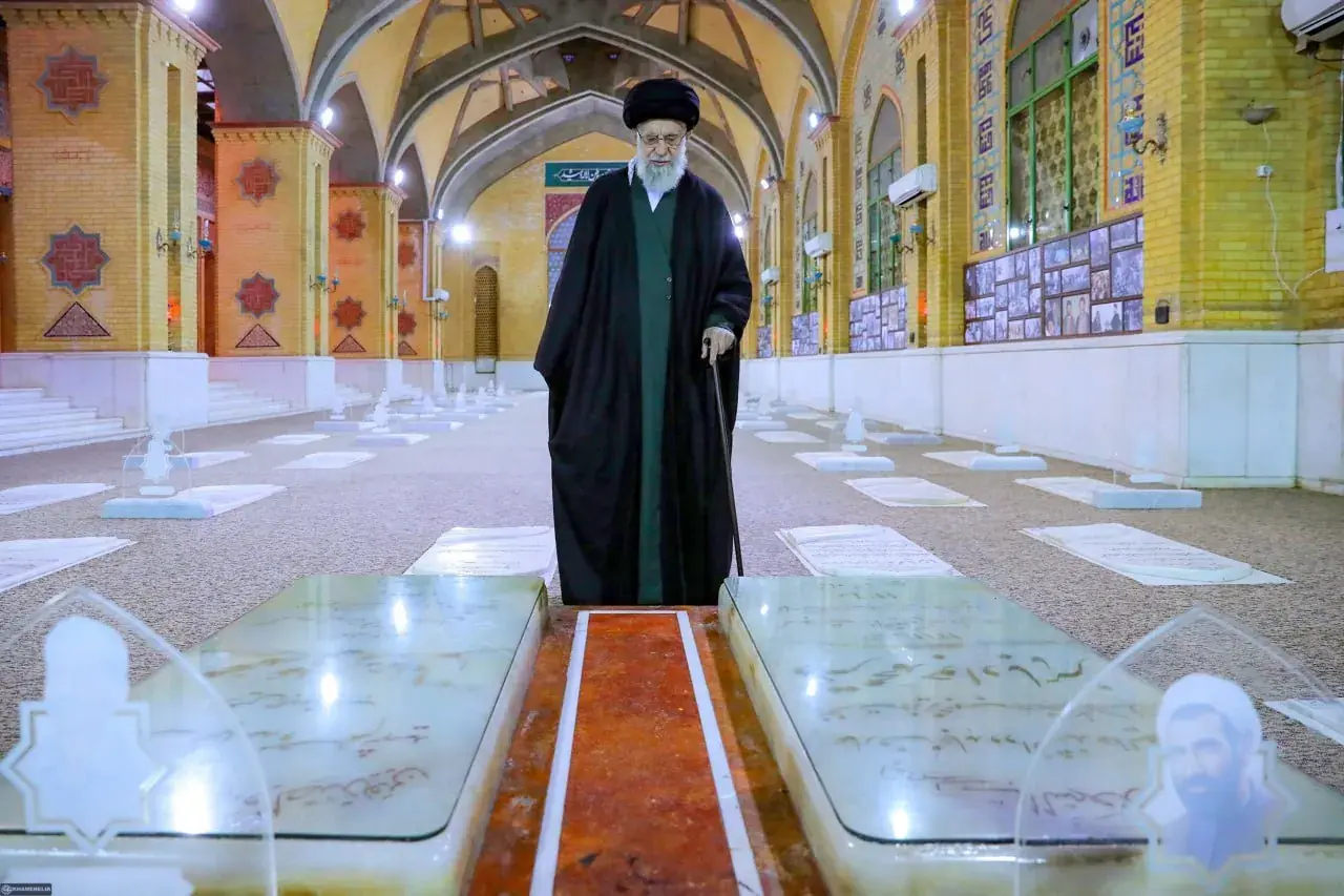 عکس: قاب ماندگار از حضور رهبر شهید بر مزار شهید رجایی