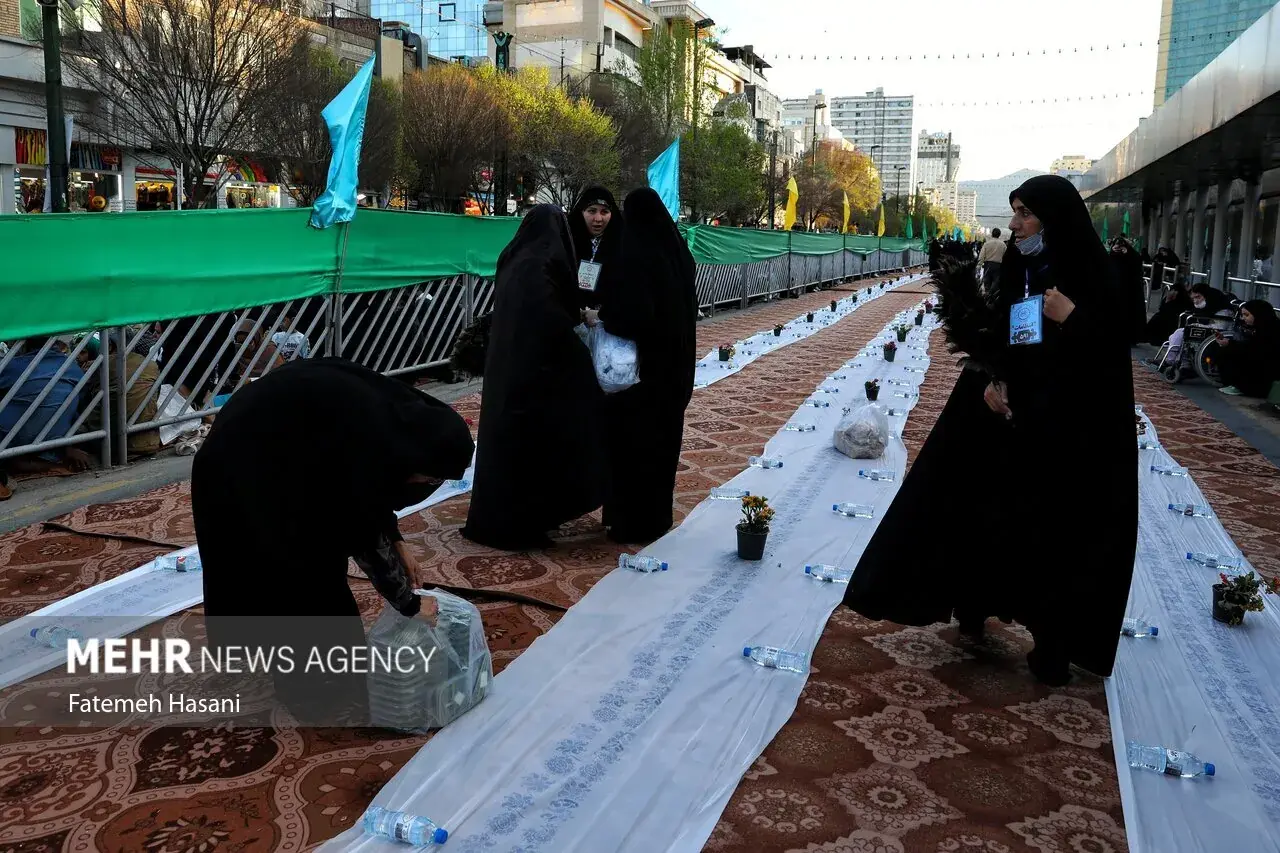 سفره افطاری ۶ کیلومتری در مشهد