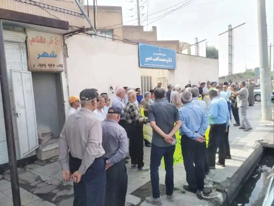  بازنشستگان مقابل دفتر نماینده شوش تجمع کردند
