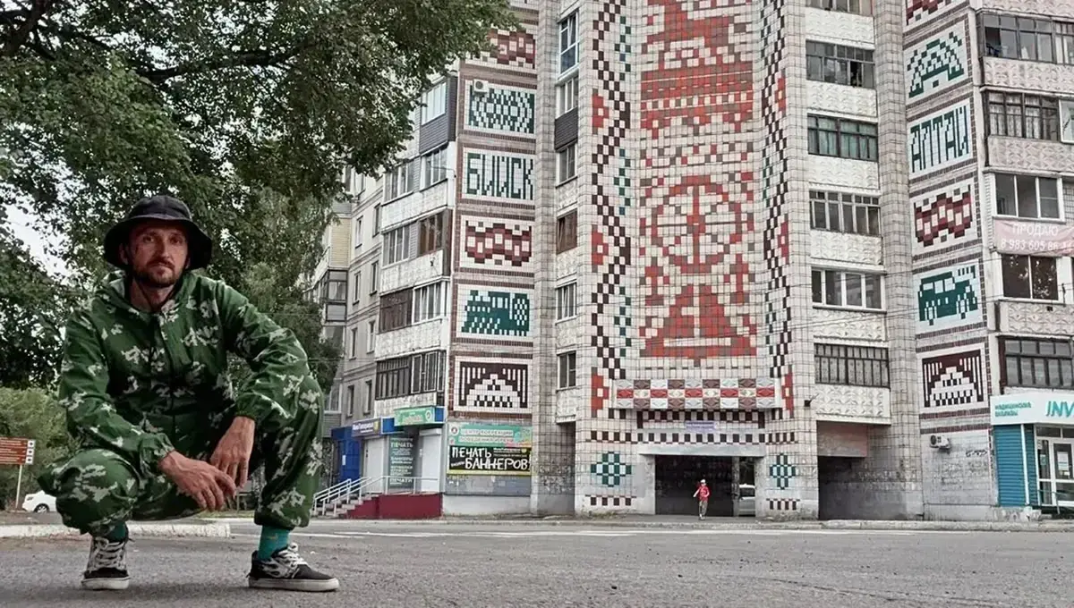 «دروازه آلتای» در روسیه؛ بازتعریف معماری مسکونی با یک اثر هنری دیواری (+عکس)