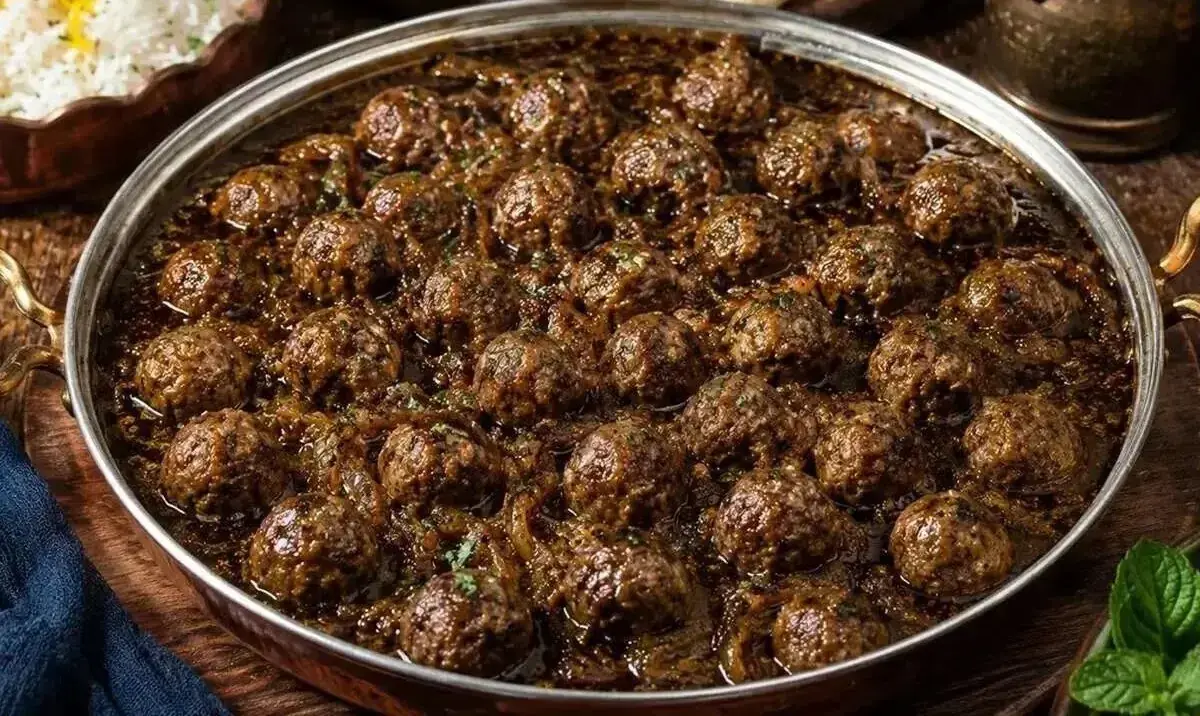  طرز تهیه خورشت داود پاشا؛ غذای ترکی با طعم ملس رب انار و کوفته‌های قلقلی