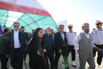  بازدید وزیر راه و شهرسازی از روند خارج‌سازی بزرگ‌ترین مغروقه کشتی در اروندرود