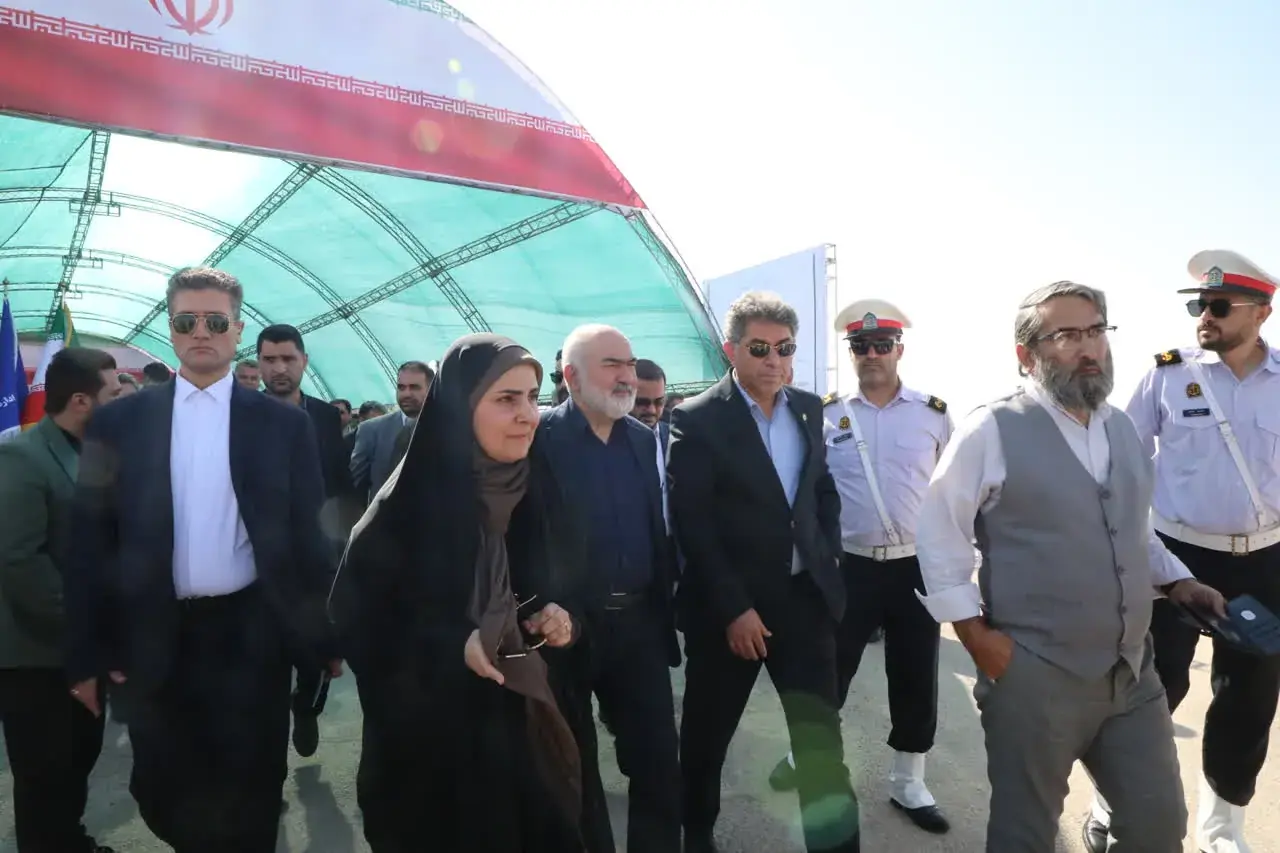 بازدید وزیر راه و شهرسازی از روند خارجسازی بزرگترین مغروقه کشتی در اروندرود