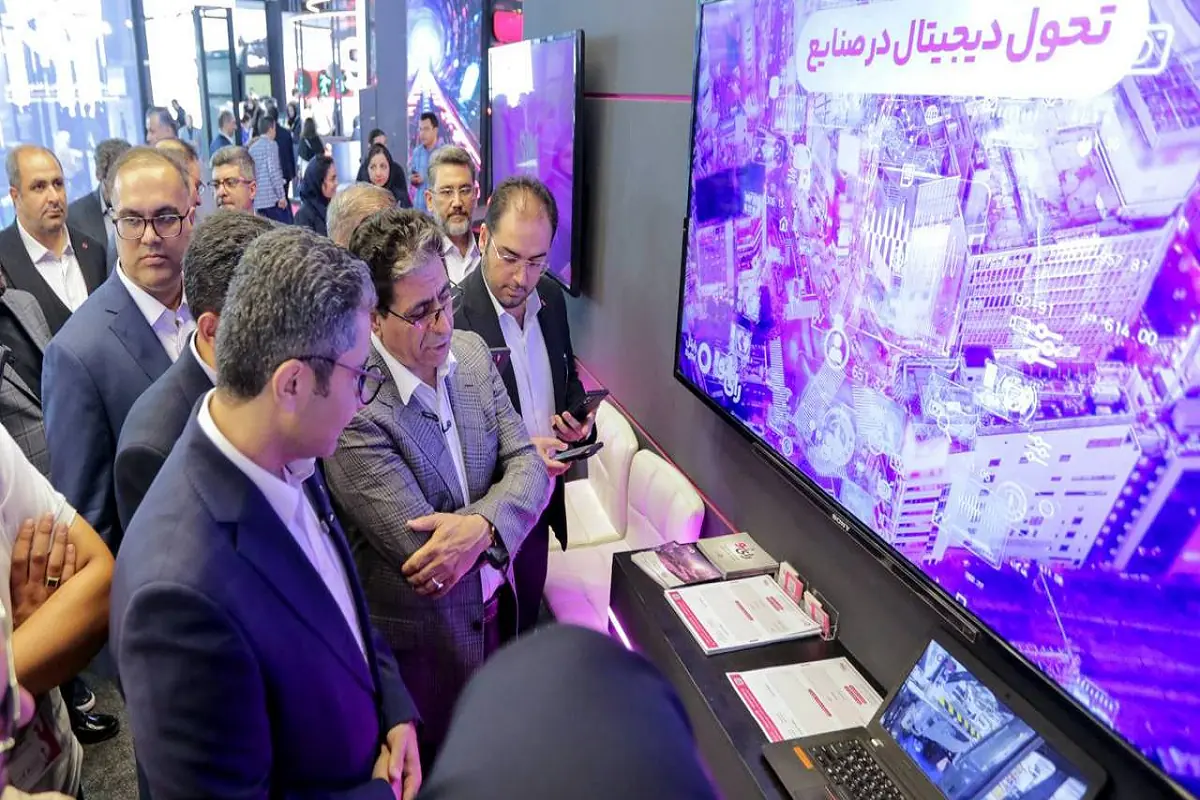 مدیرعامل شستا از غرفه رایتل در الکامپ ۲۹ بازدید کرد