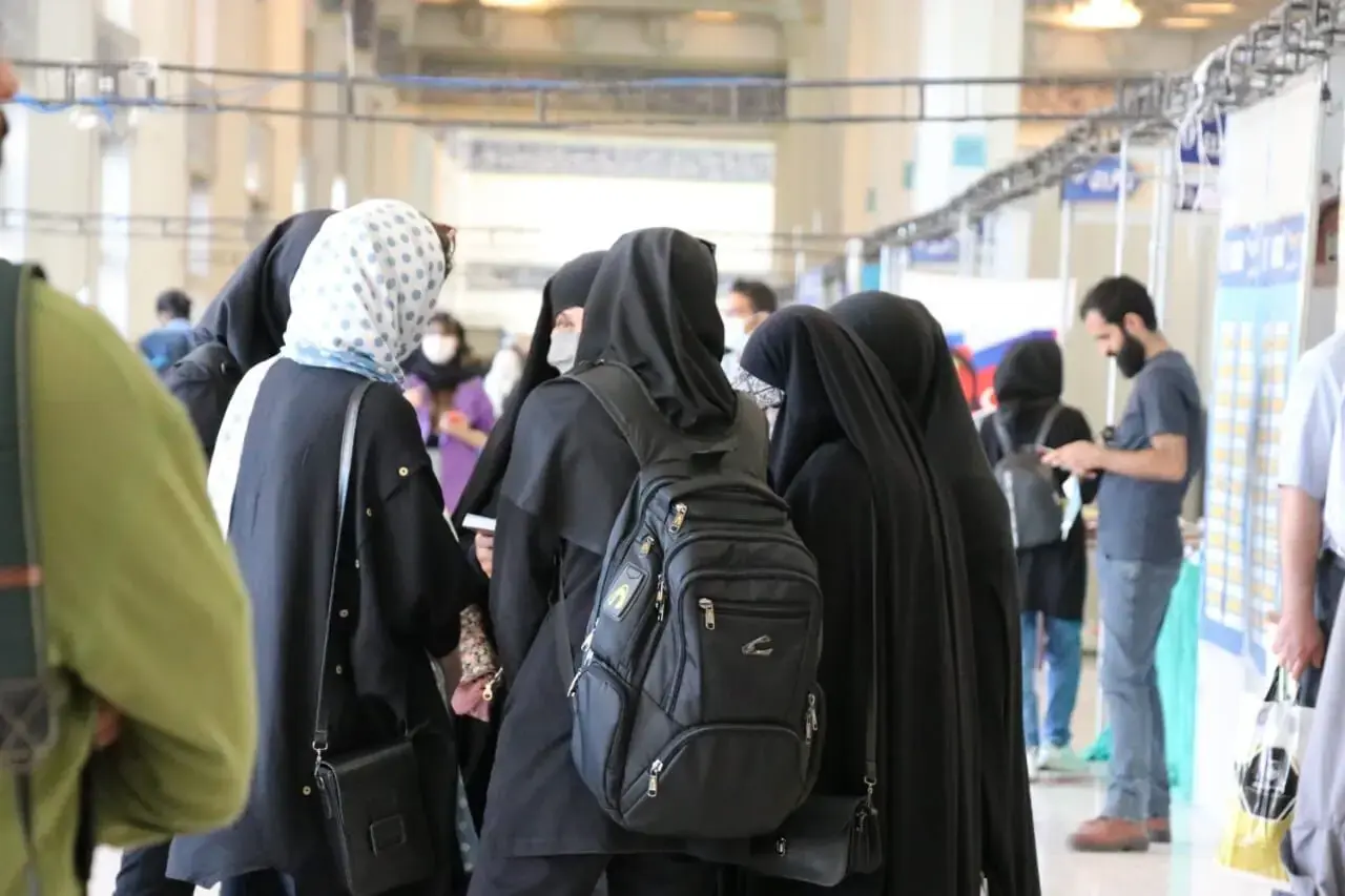 بنرهای نصبشده در شمال و جنوب تهران جلب توجه کرد