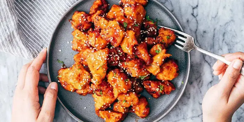 طرز تهیه چیکن با سس هات هانی؛ ترند این روزهای دنیای سوخاری