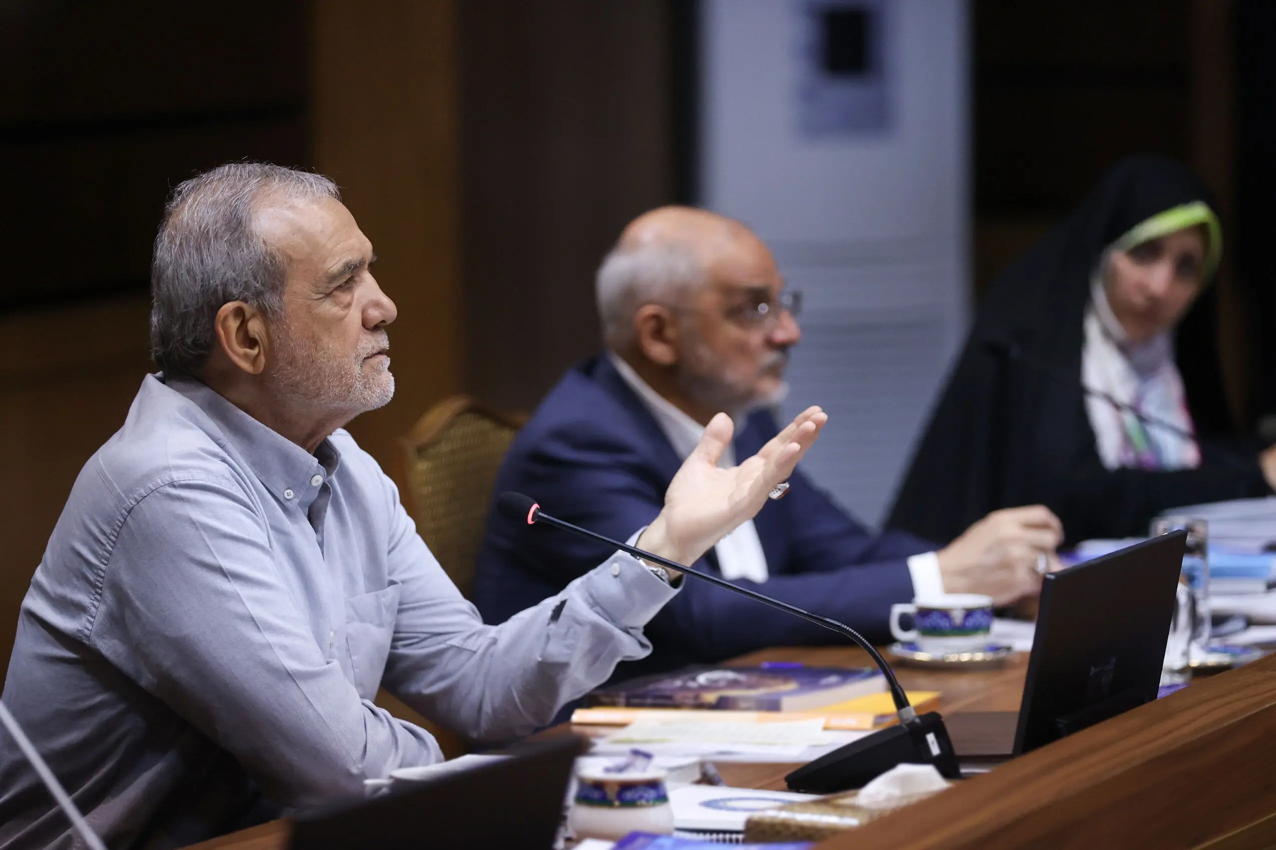 با حلوا حلوا گفتن، دهان شیرین نمیشود
