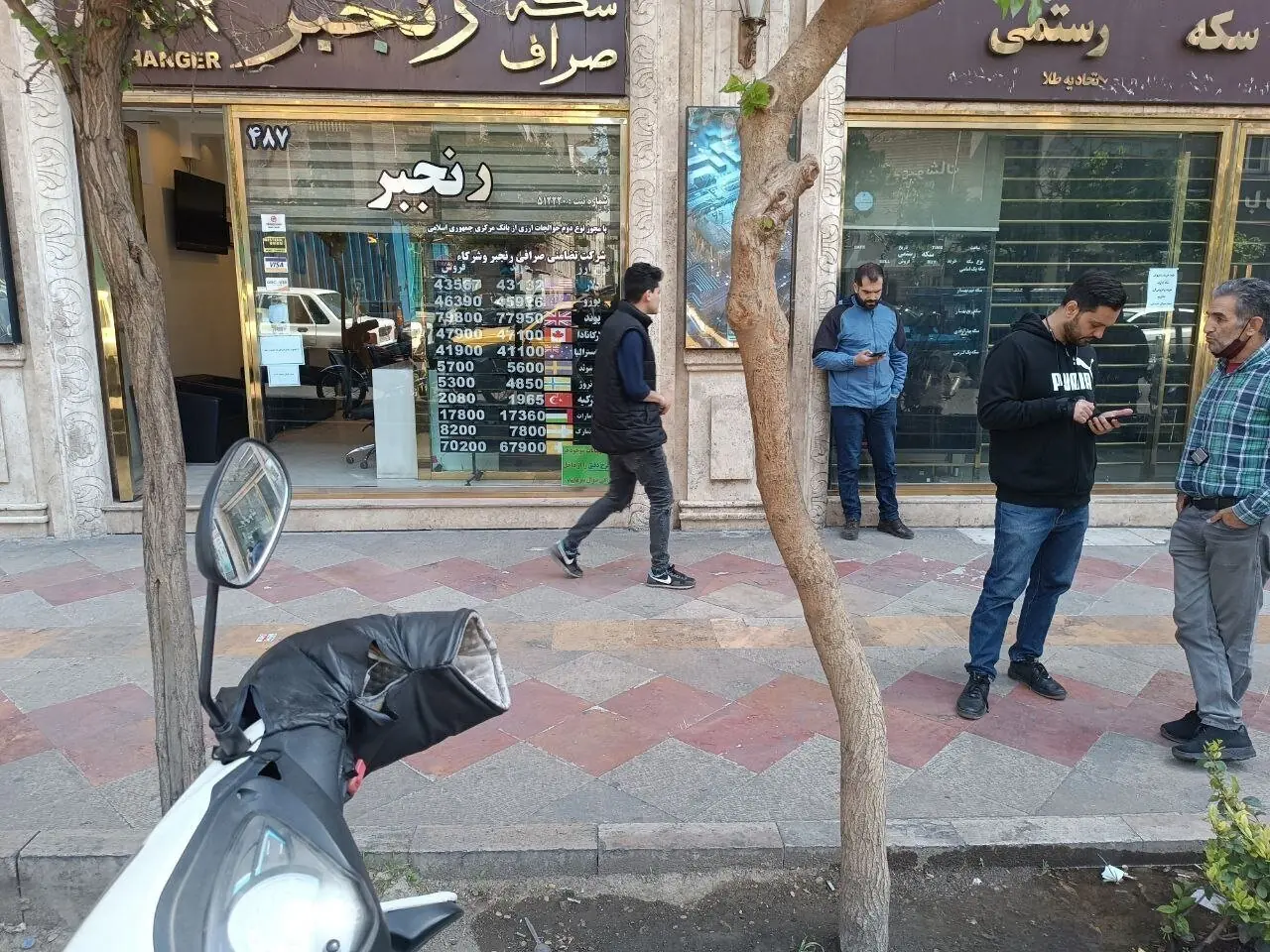 ۲ میلیارد دلار برای نجات بازار ارز | دلار عقبنشینی میکند؟