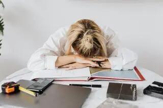  چرا علائم ADHD قبل از پریود شدیدتر می‌شود؟ ارتباط هورمون‌ها با اختلال نقص توجه