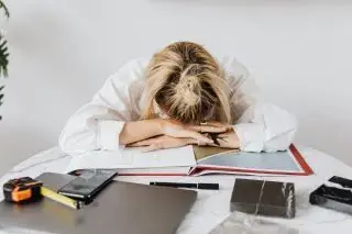چرا علائم ADHD قبل از پریود شدیدتر میشود؟ ارتباط هورمونها با اختلال نقص توجه