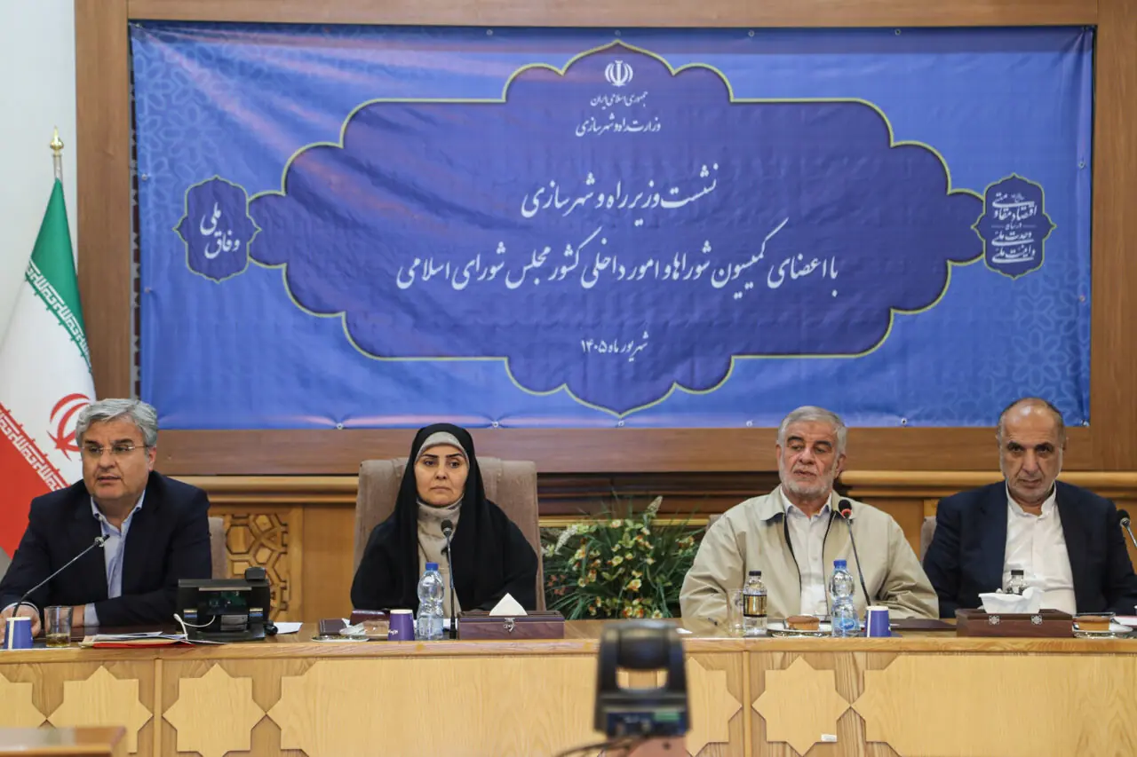 وزیر راه و شهرسازی: واگذاری ۱۳۰ هزار واحد زمین قانون جوانی جمعیت در دستور کار است