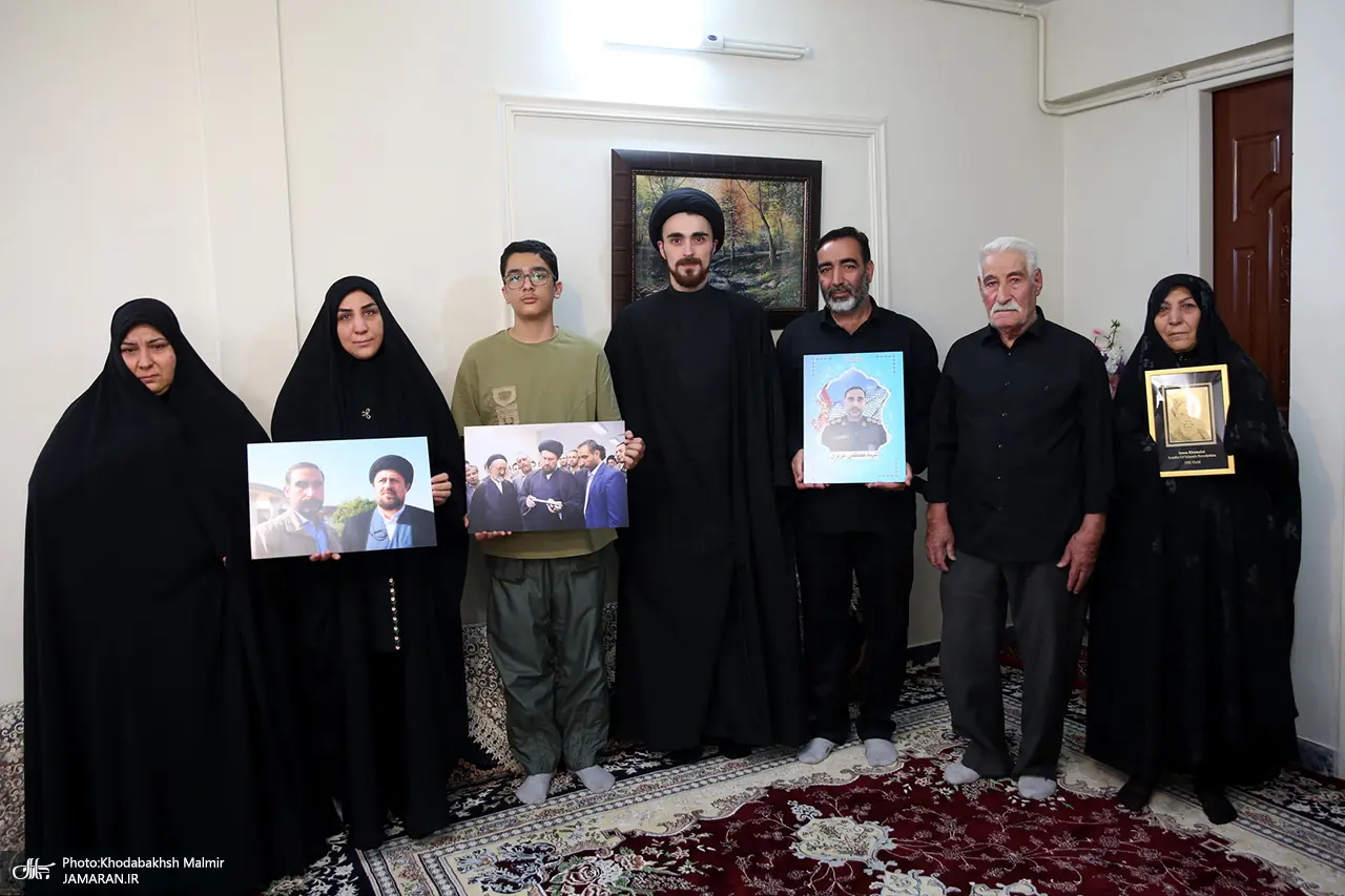  حضور سید احمد خمینی در منزل شهید مصطفی عزیزی